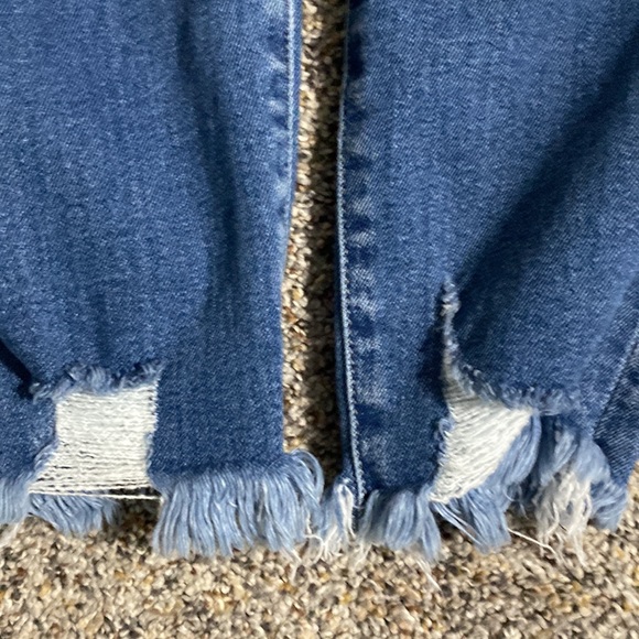 Like new KanCan destructed hem jeggings Size 13/30 - Picture 3 of 5